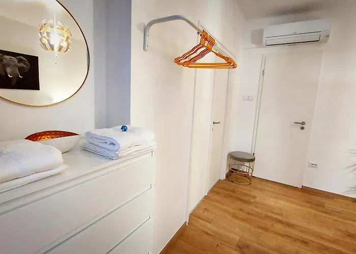 Station Lux Downtown Apartment *